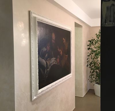 Cornice per dipinto antico su arredamento moderno
